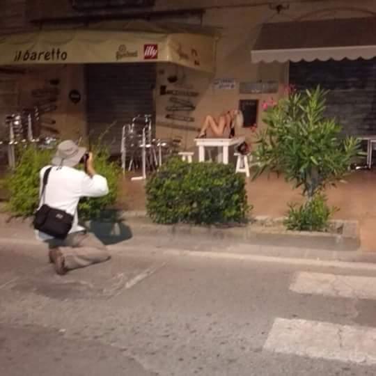 La donna che si è denudata nel centro storico di Portoferraio