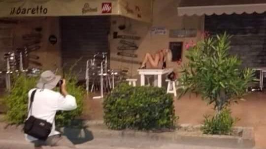 La donna che si è denudata nel centro storico di Portoferraio