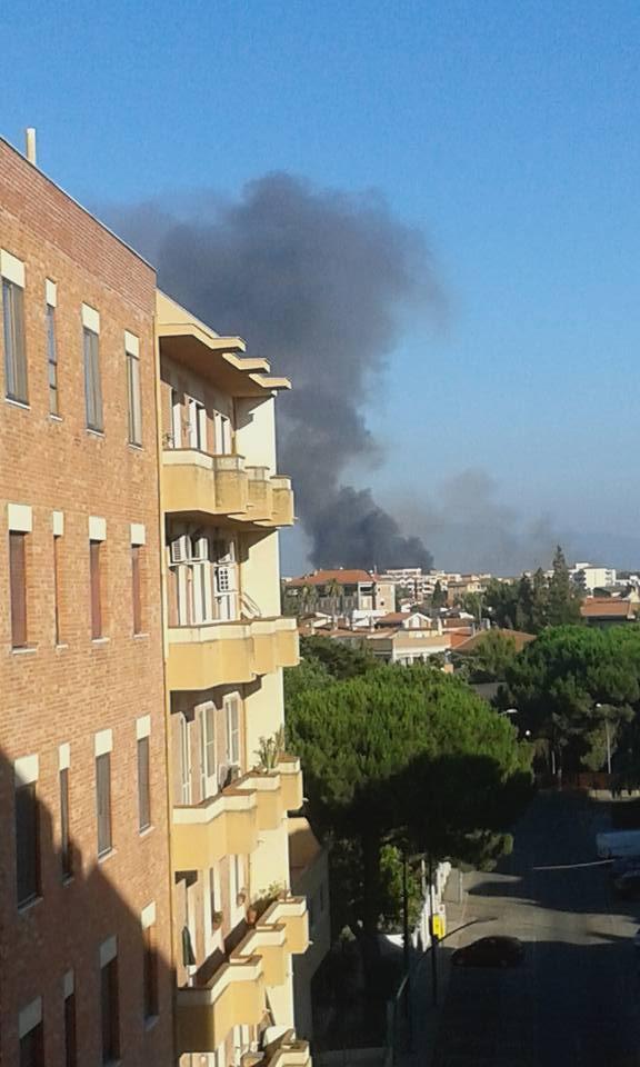 La colonna di fumo dell'incendio nella Zona industriale