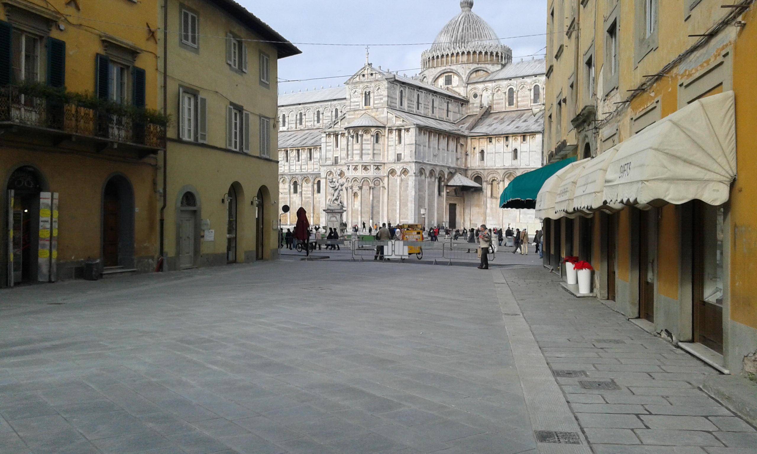 Il tratto di via Santa Maria più vicino a Piazza dei Miracoli con la nuova lastricatura