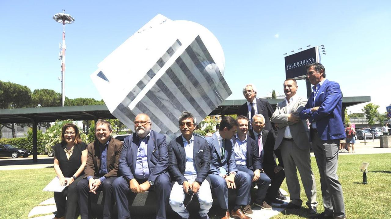 Foto di gruppo ai piedi della scultura di Park Eun Sun installata nel prato antistante l’aviostazione del Galilei
