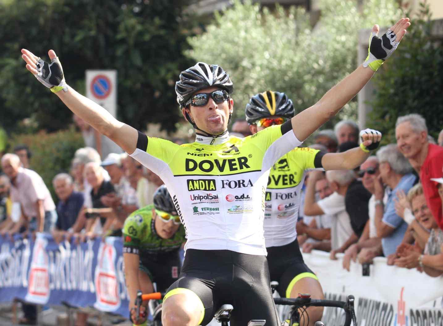 Tommaso Fiaschi taglia vincitore il traguardo a Vergaio