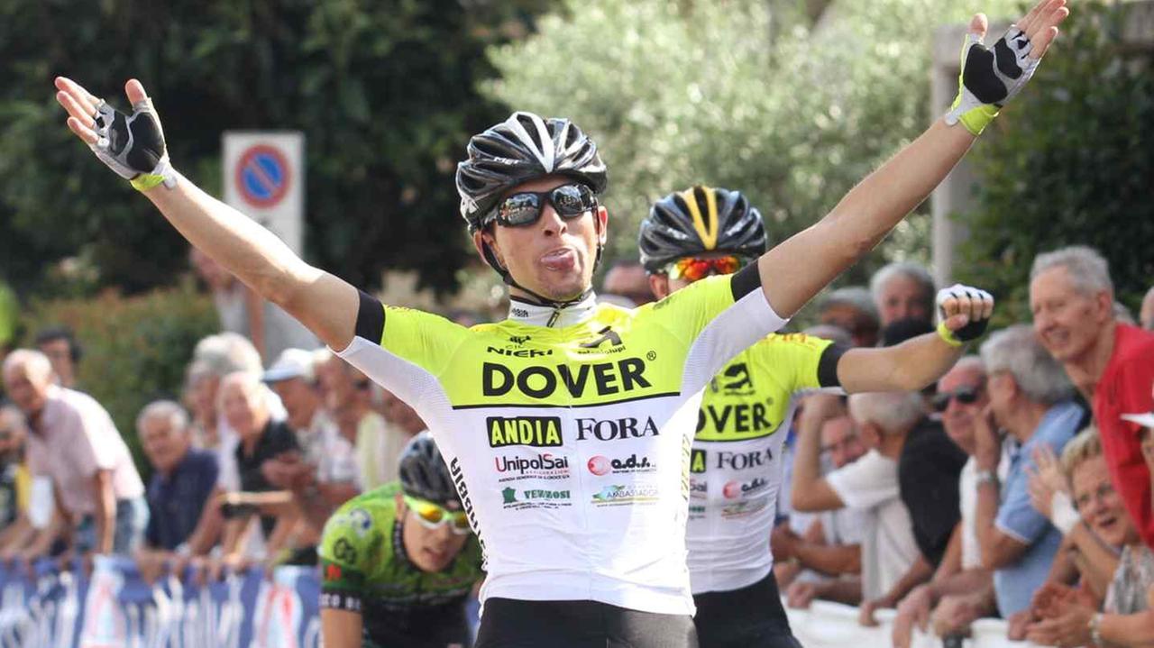 Tommaso Fiaschi taglia vincitore il traguardo a Vergaio
