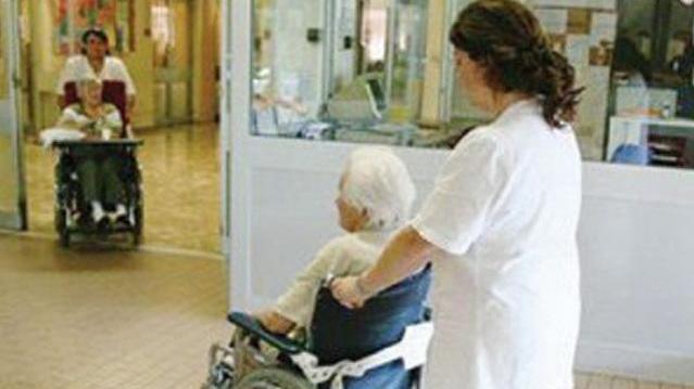 Anziani, arrivano i soldi ma la lista d’attesa è lunga