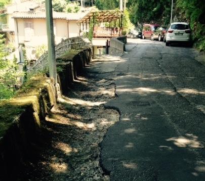 Strada dissestata per Candalla