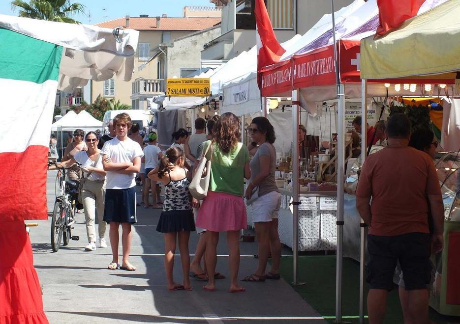 Mercato europeo, shopping in strada fino a mezzanotte