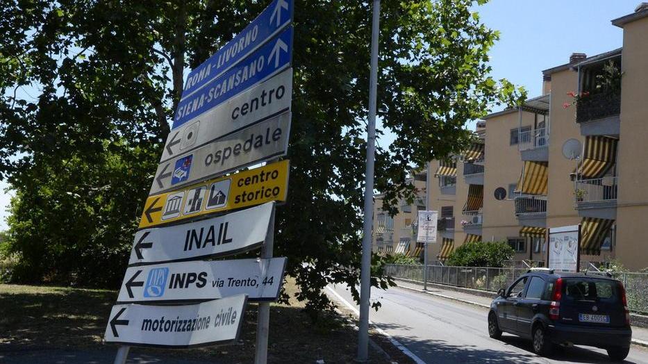 La segnaletica è quasi invisibile C’è solo da affidarsi al benzinaio