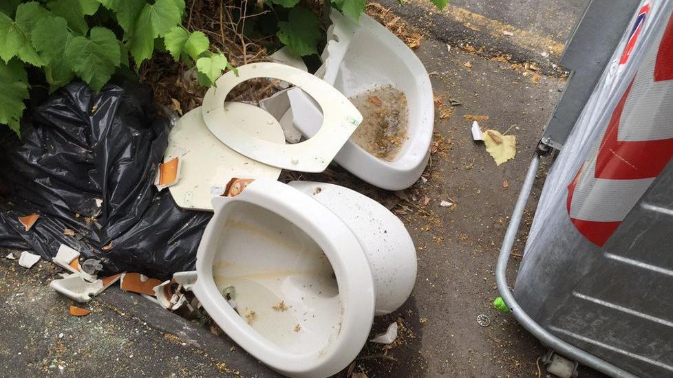 Il bagno lo abbandono sulla strada