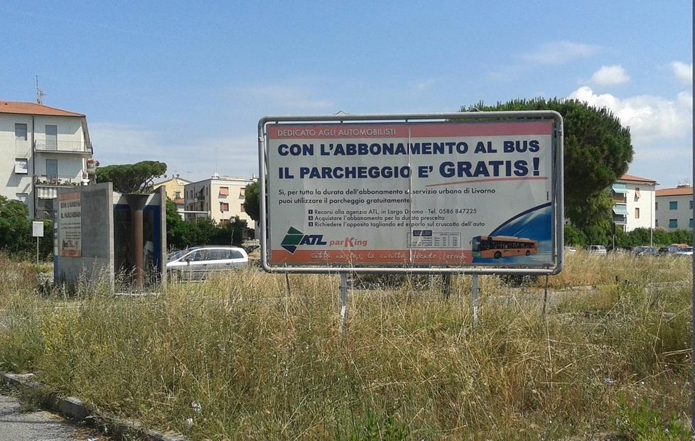 Viale della Libertà nel parcheggio è tornato il degrado