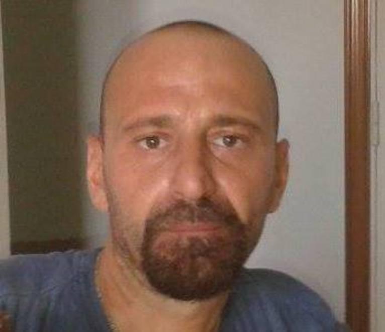 La coppia di amiche in sella allo scooter e i fidanzati che passeggiavano alle Cantine 