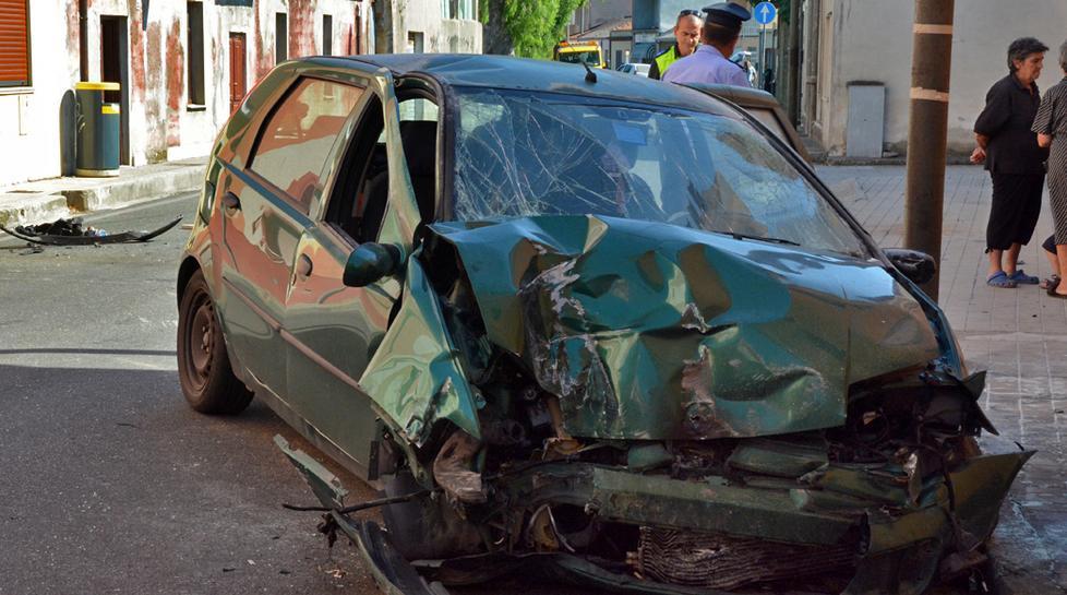 Con l’auto contro il muro, ferito 