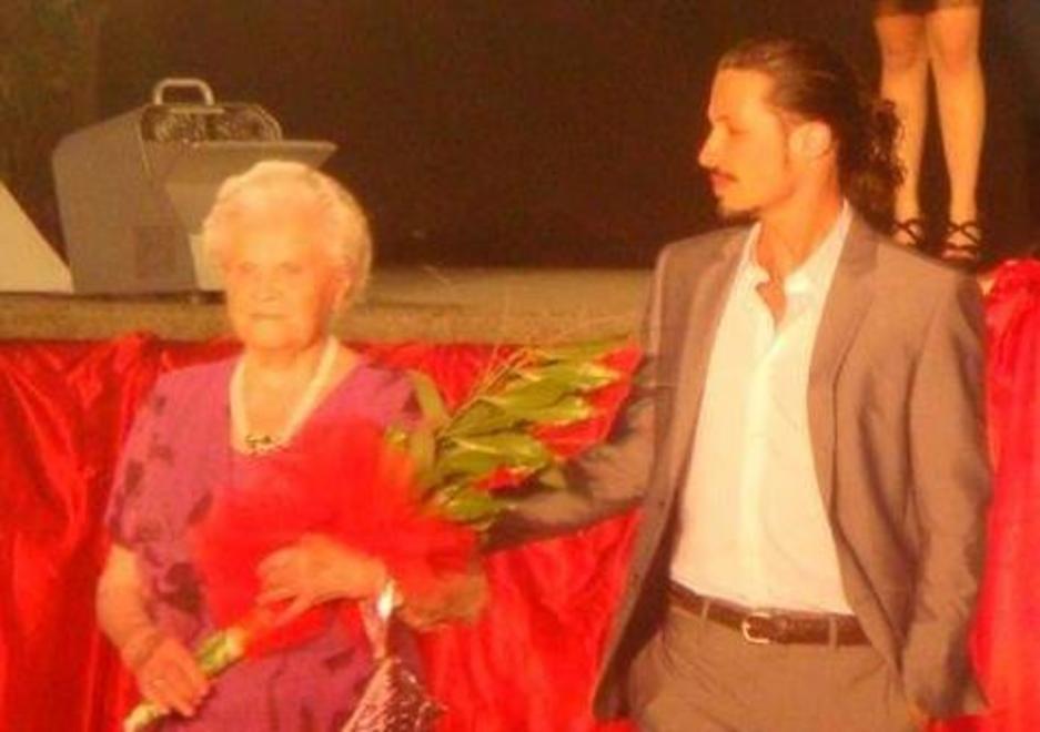 A 100 anni sale in passerella per la sfilata