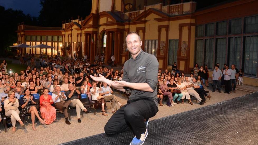 A centinaia per lo chef Rugiati ma la pioggia guasta lo show