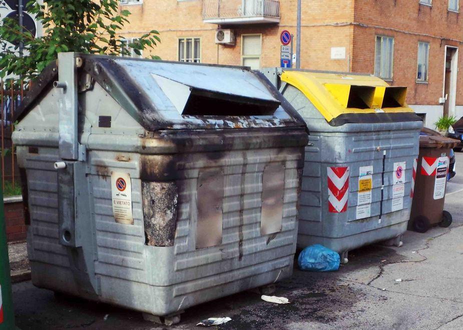 Hanno dato fuoco a un cassonetto