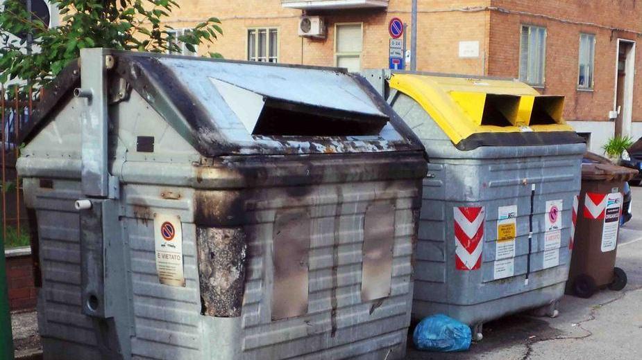 Hanno dato fuoco a un cassonetto