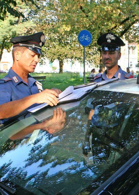 Due uomini strappano le collane ad una donna