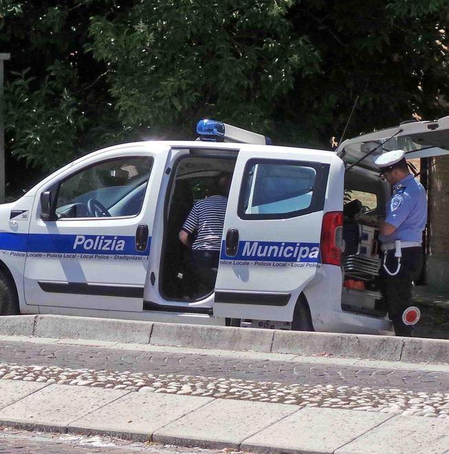 Ciclista investita da un’auto 