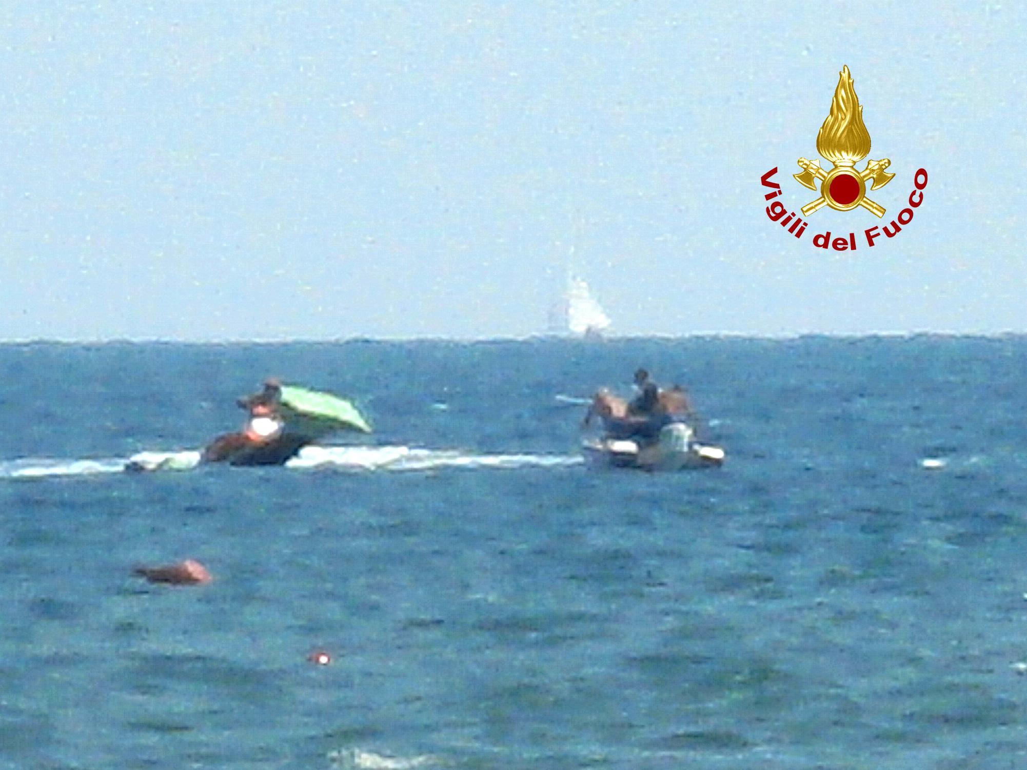 Catamarano si ribalta, arrivano i vigili del fuoco con le moto d'acqua 