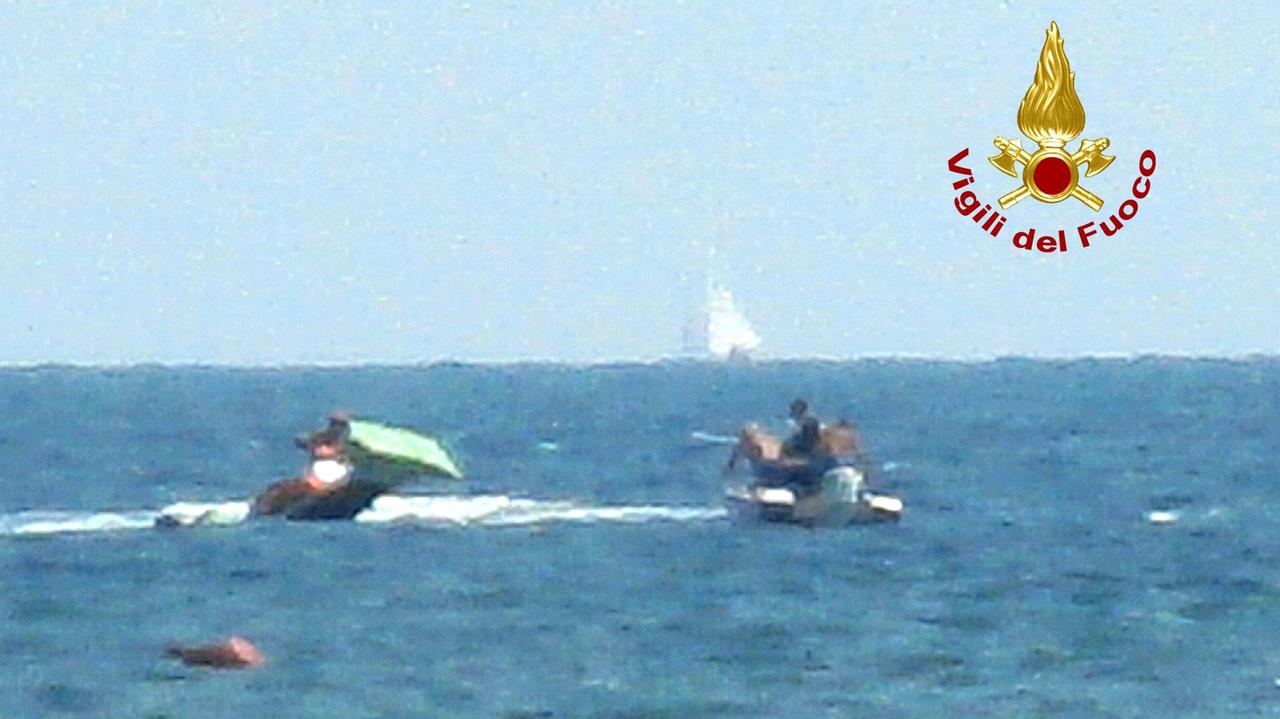 Catamarano si ribalta, arrivano i vigili del fuoco con le moto d'acqua