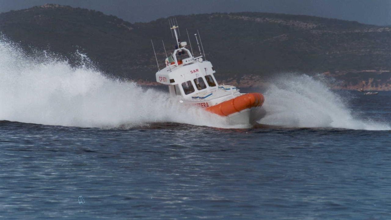 Una motovedetta della guardia costiera nelle acque di Alghero