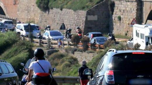 Un mare di multe domenicali: 105 sanzioni dei vigili urbani