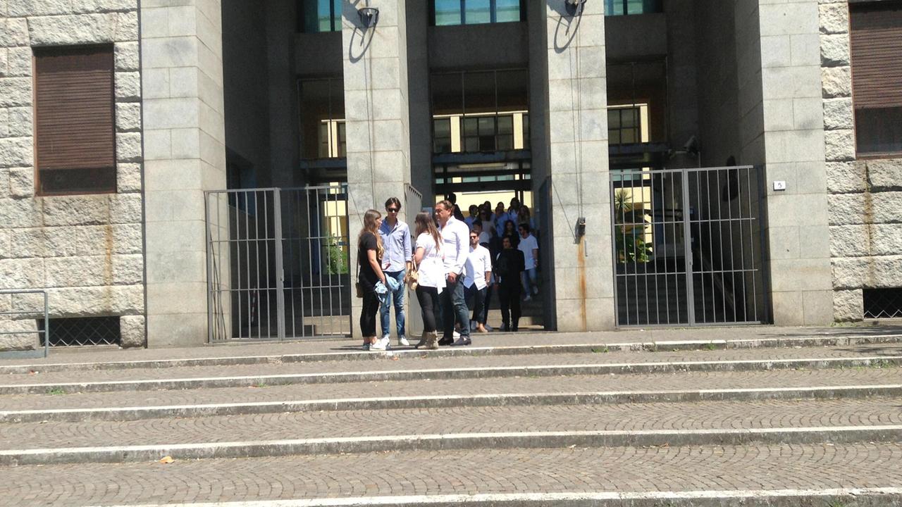 L'ingresso del Tribunale di Pisa durante l'udienza