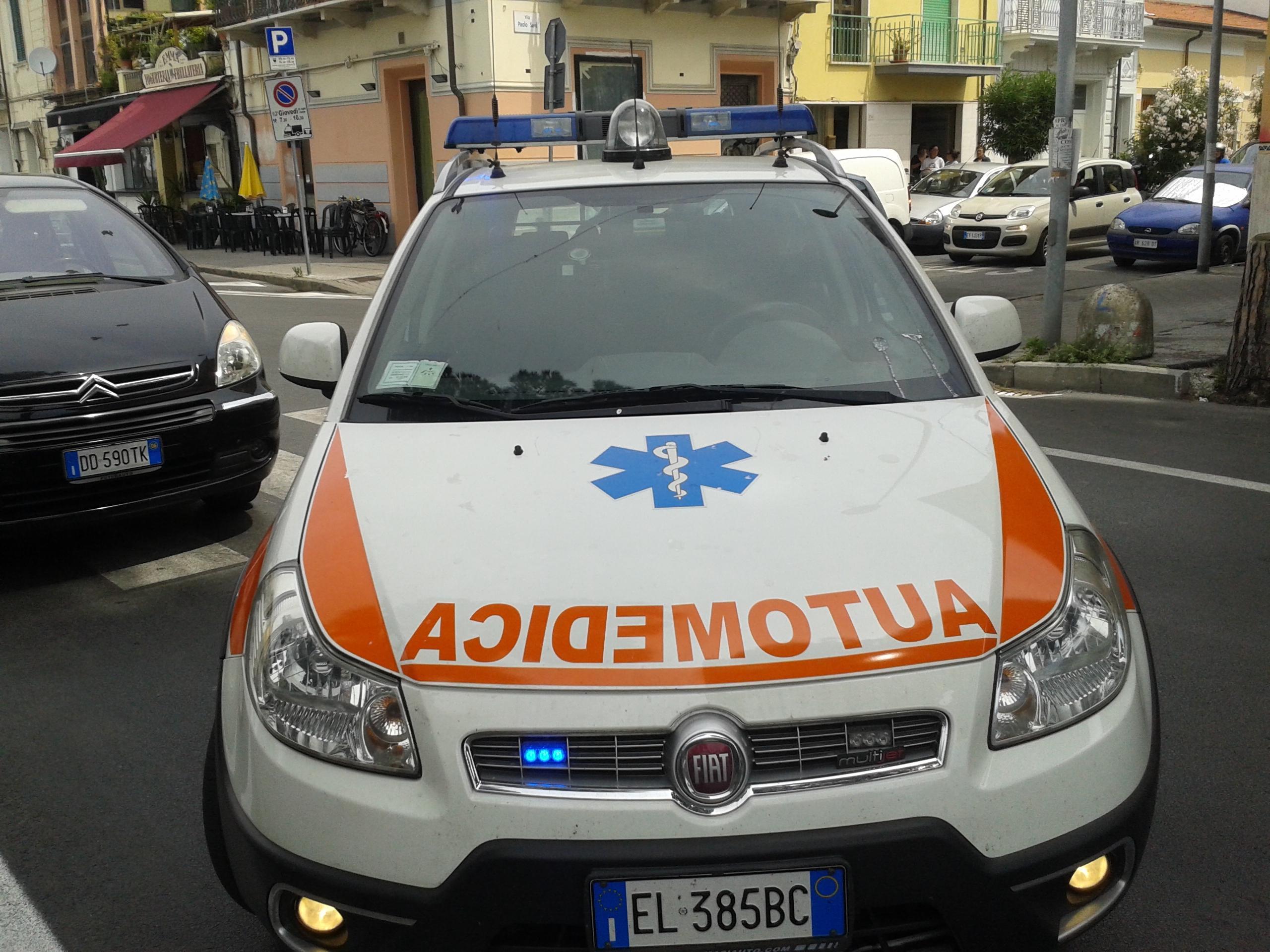 Investita mentre attraversa la strada