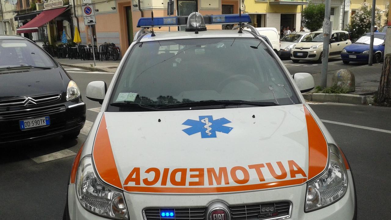 Investita mentre attraversa la strada