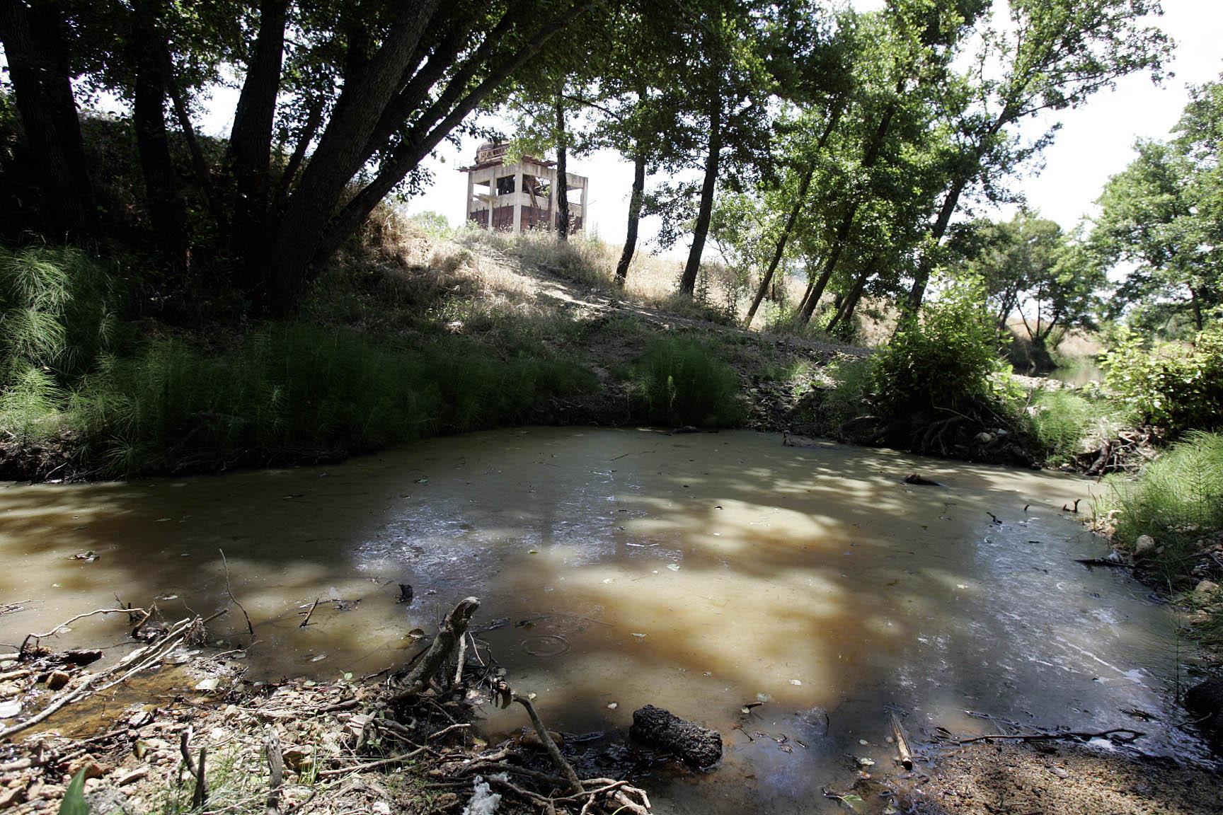 Il rio San Giovanni e sullo sfondo la fabbrica della Camp 