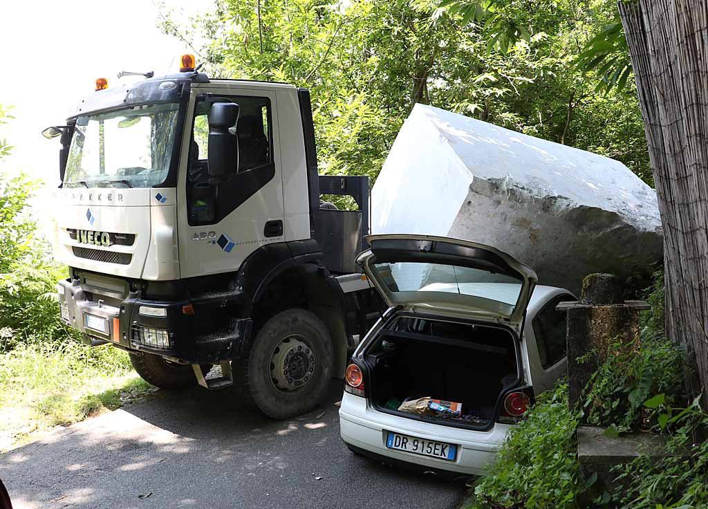 Blocco di marmo cade dal camion e travolge un'auto, illesa una giovane di Massa