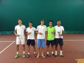 I ragazzi dell'U 16 del Tc Prato insieme al capitano Gianluca Rossi