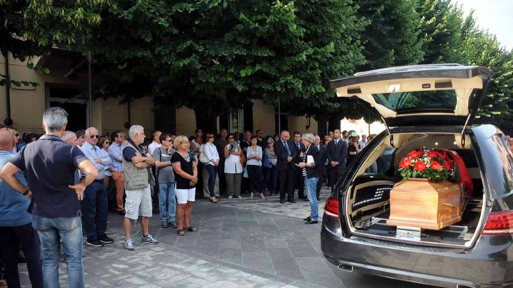 L'addio in piazza a Massimo Baratta