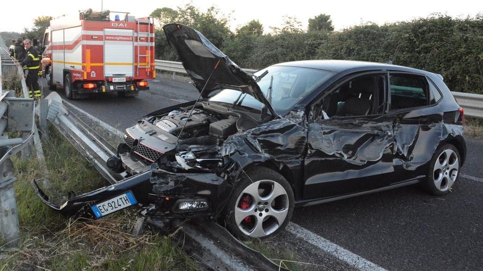 Sassari, sbanda e finisce sul guard rail, un ferito sulla 131