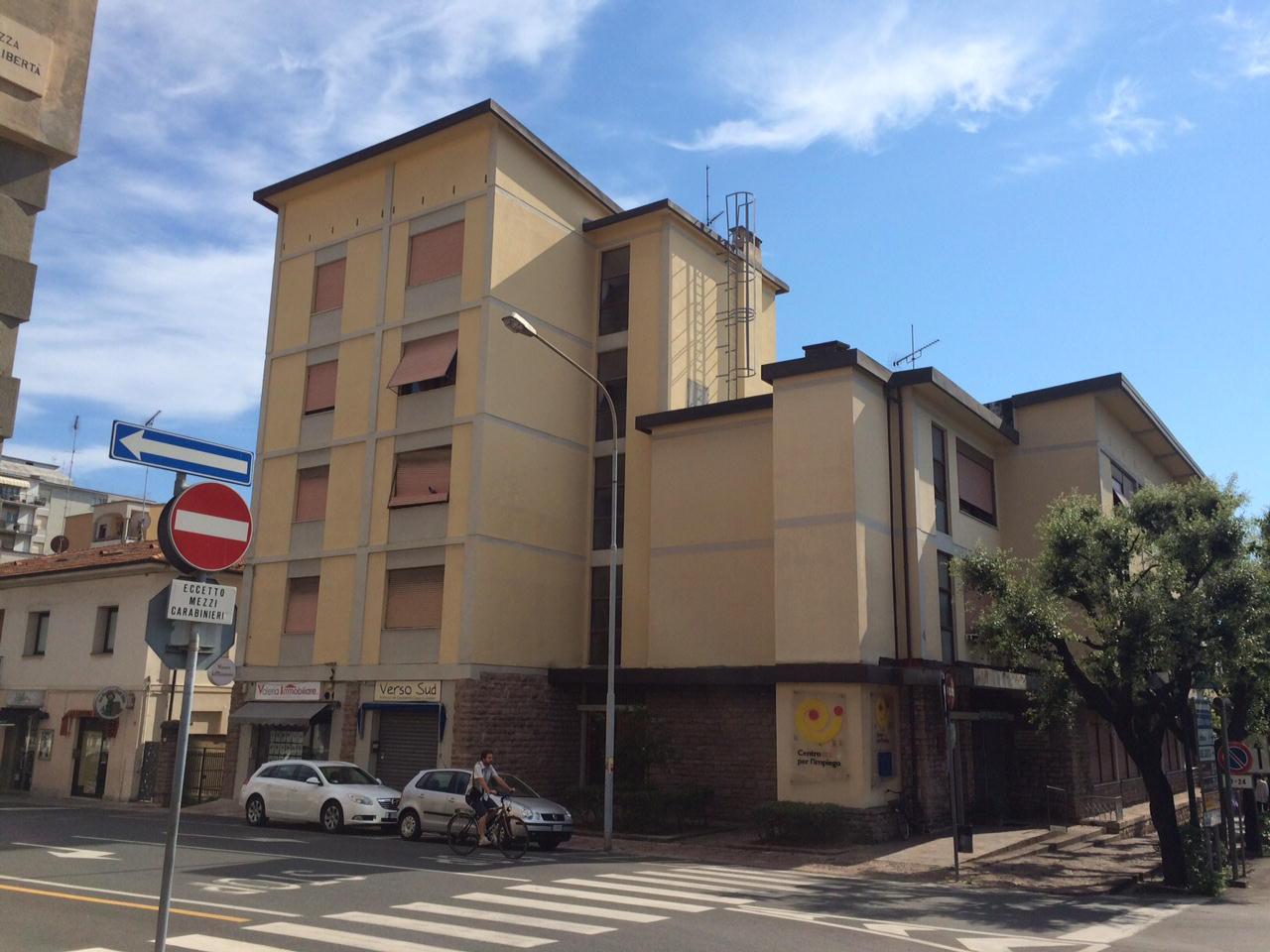 La palazzina all'angolo tra viale Italia e via Roma