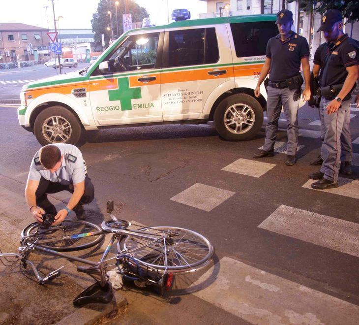 Cade in bici alla stazione e batte la testa: è grave 