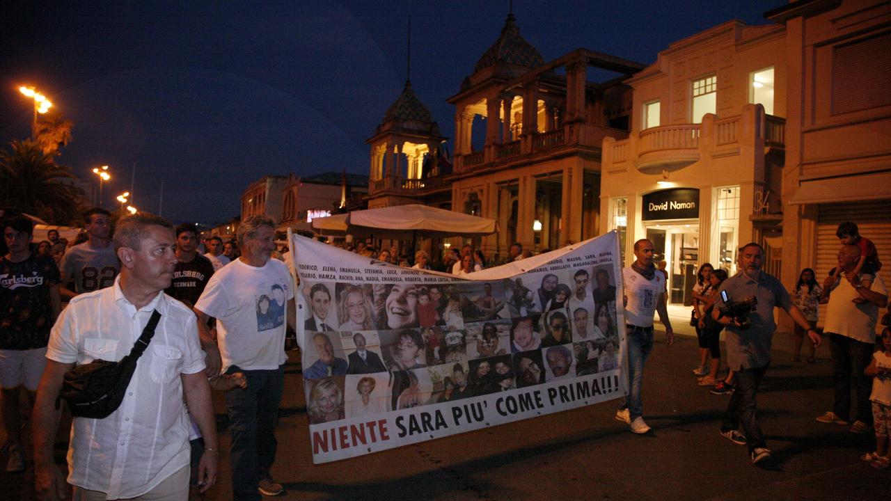 Il corteo lungo le strade della strage