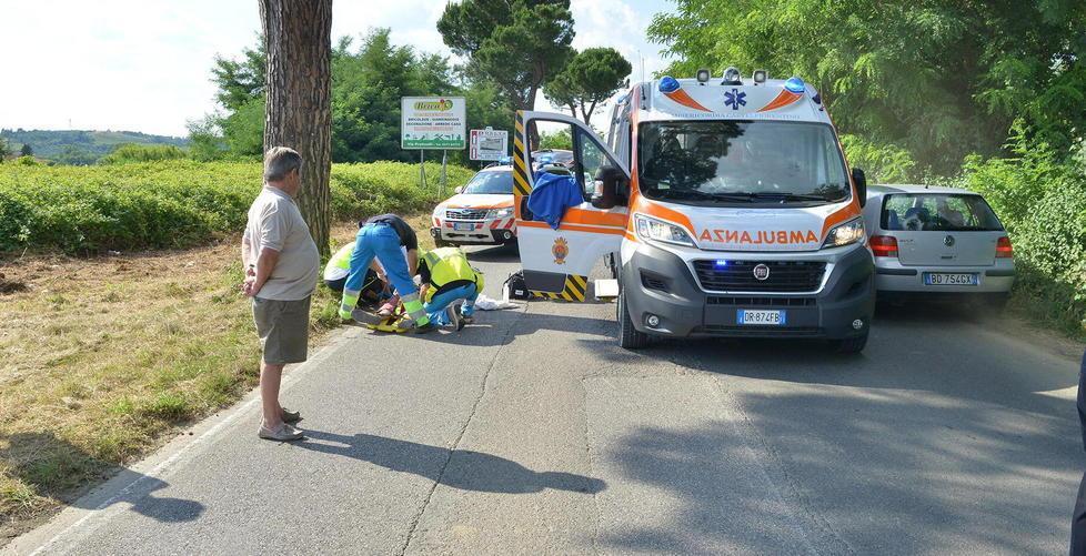 Travolto da una macchina poco lontano da casa 
