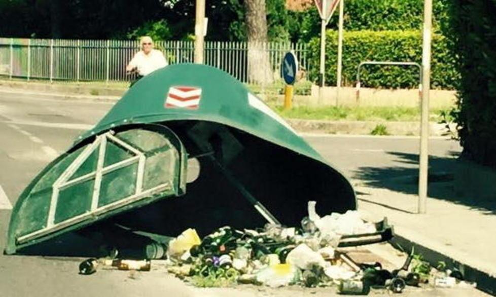 Rovesciano le campane del vetro
