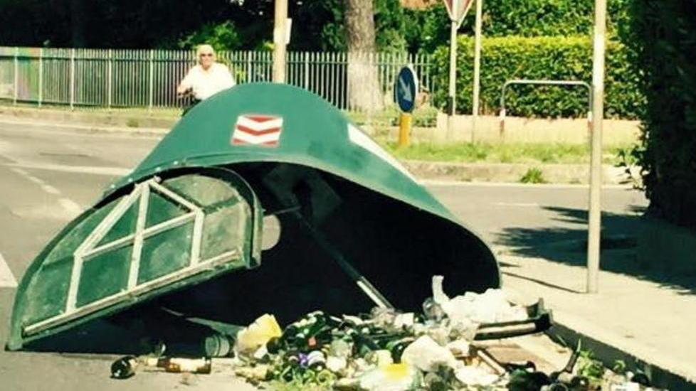 Rovesciano le campane del vetro