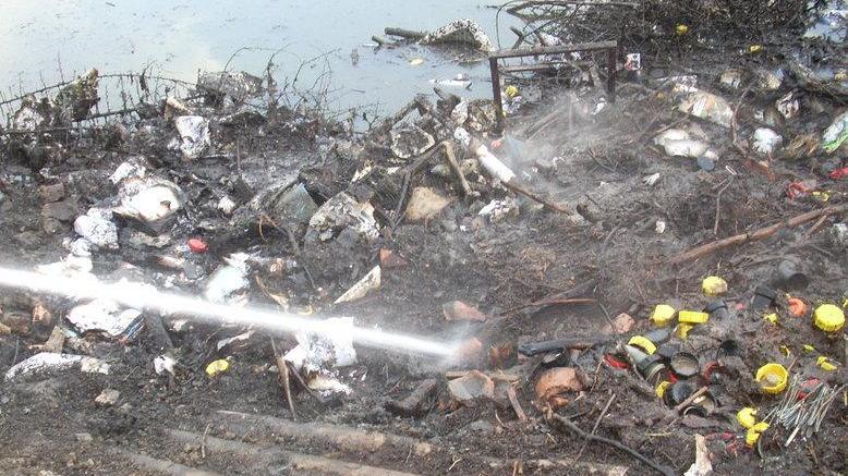 In fiamme discarica abusiva