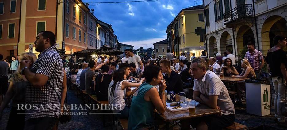 Correggio, notte bagnata ma la festa non si ferma 