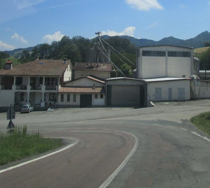 Guasto ai freni del furgone si schianta contro un muro 