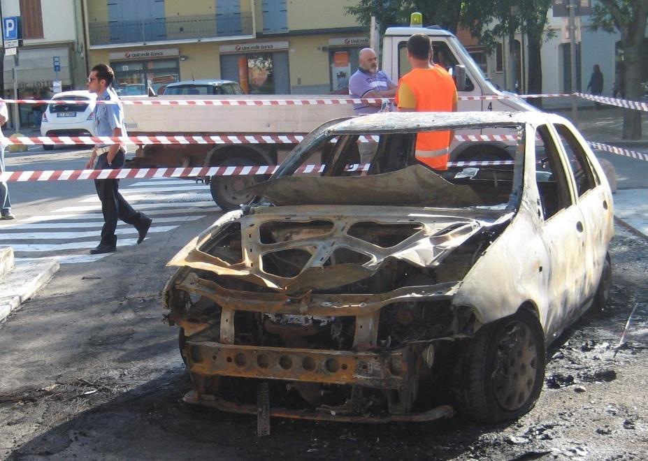 Incendiata di notte l’auto del Comune di Bastiglia 