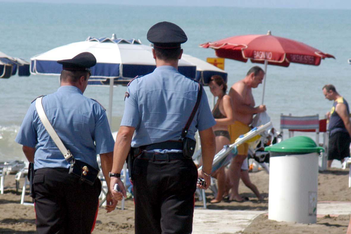 Carabinieri sulla spiaggia (foto di repertorio)