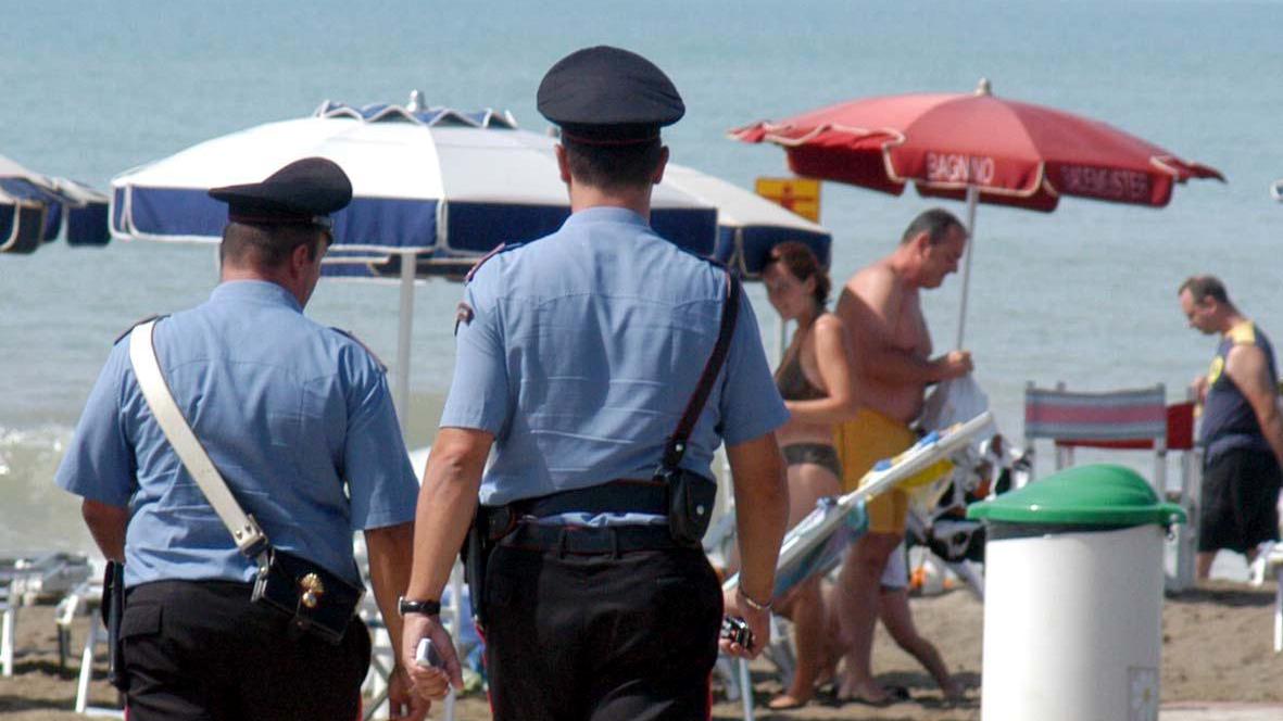 Carabinieri sulla spiaggia (foto di repertorio)
