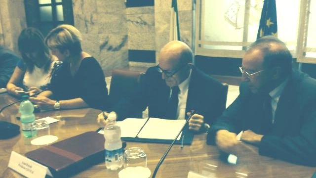 Un momento della firma al Mise