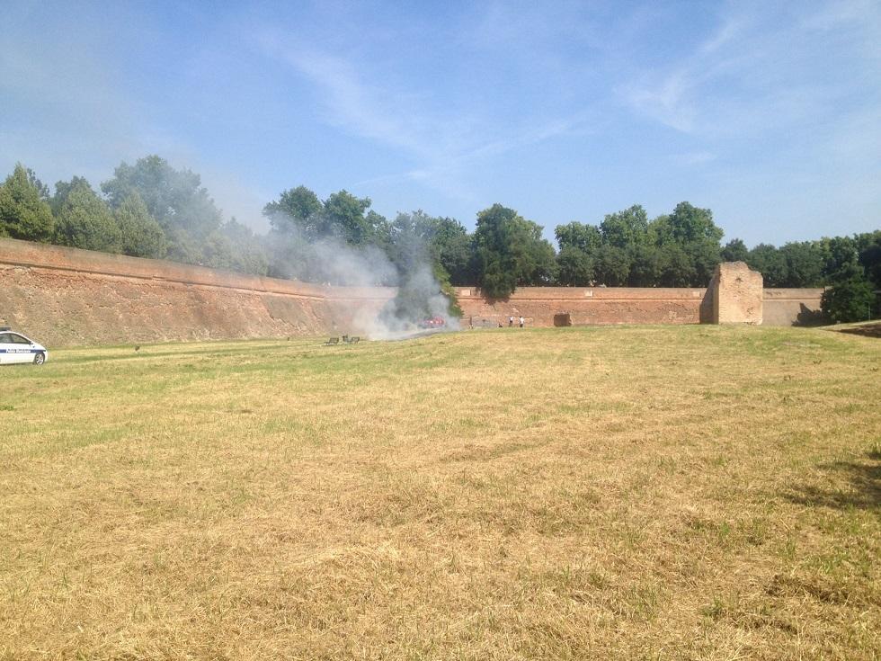 Ferrara, incendio nel sottomura, forse doloso 