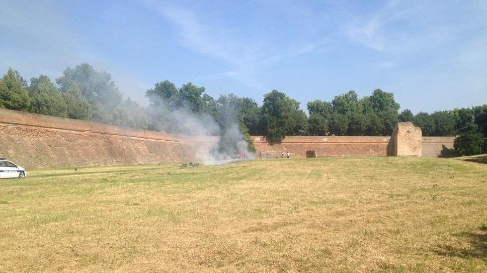 Ferrara, incendio nel sottomura, forse doloso