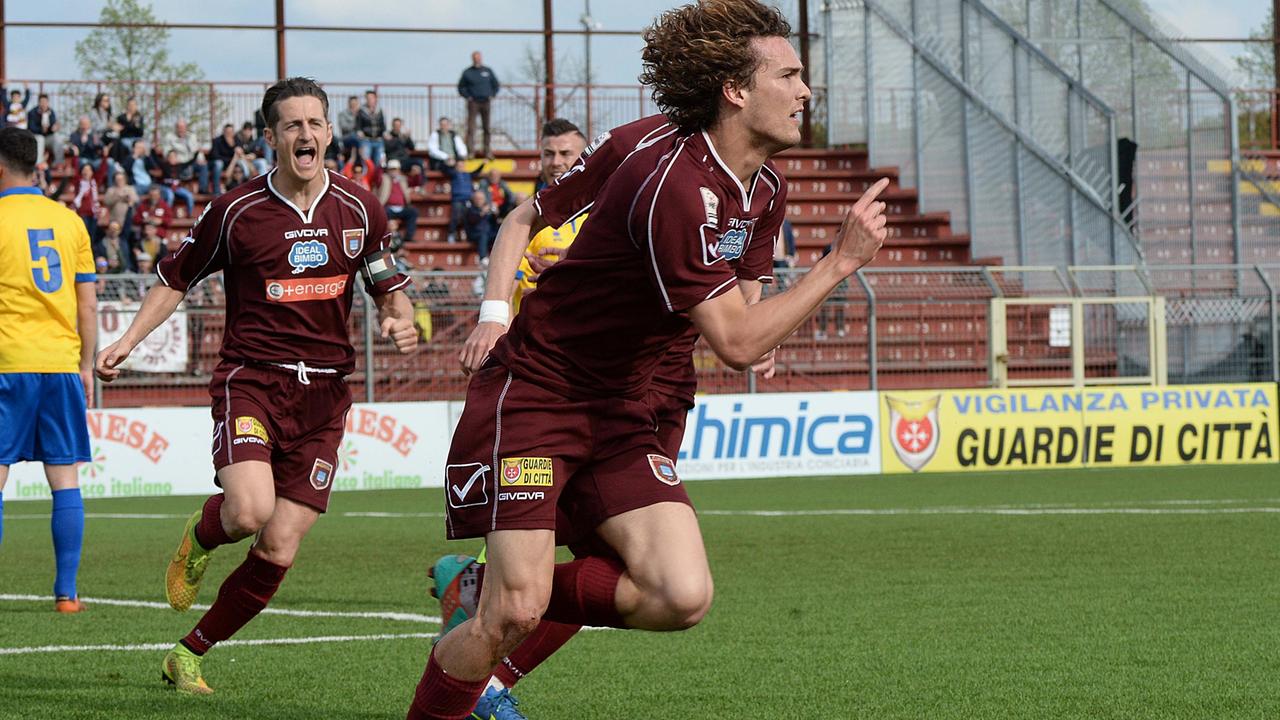Il granata Luperini esulta dopo un gol