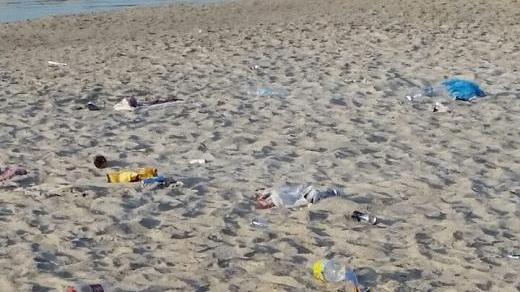 La spiaggia di Mare e Rocce sporcata da decine di minorenni che si erano accampati per la notte